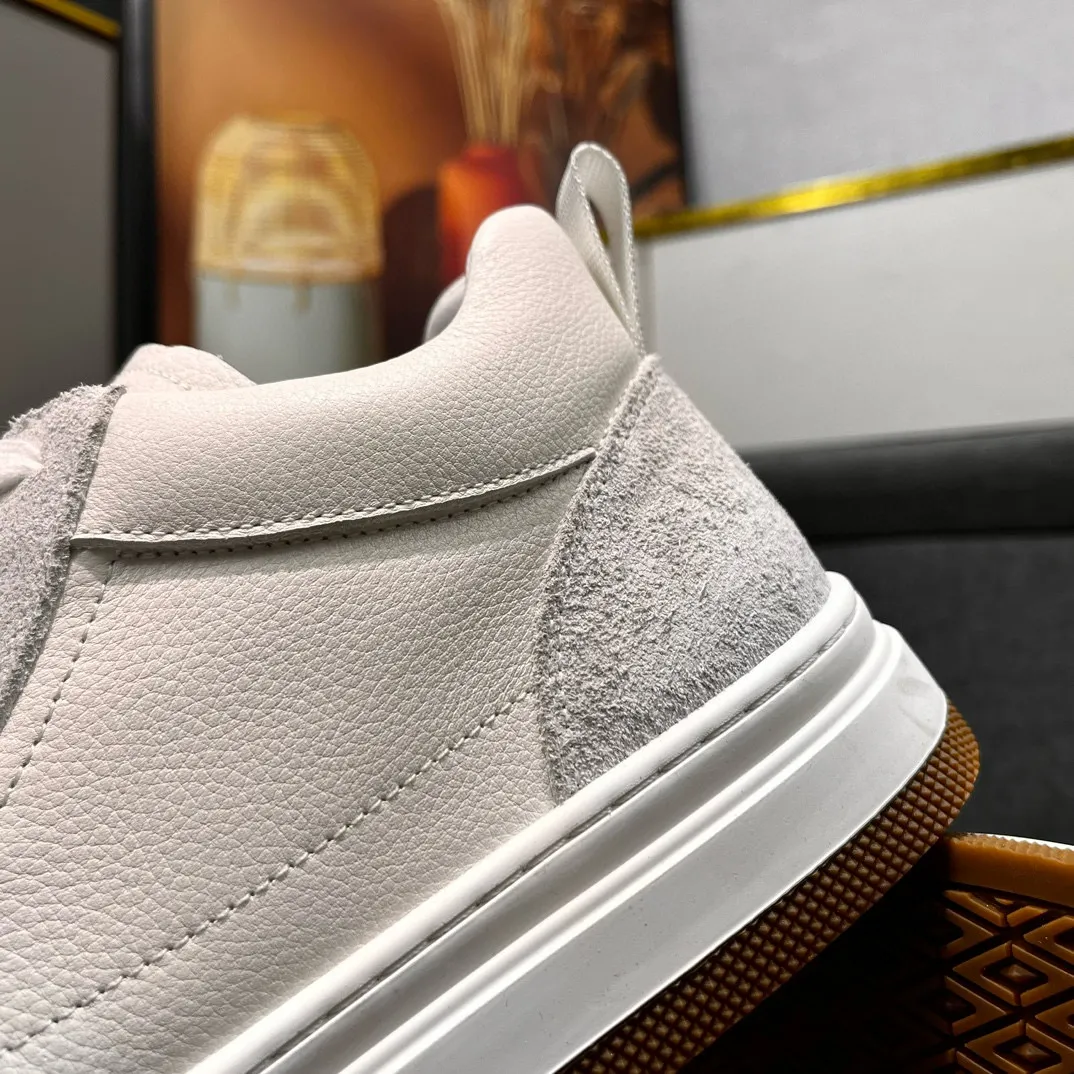 Factory price: 460💰LV's new casual high-top men's shoes👉 👉 Fashionable and versatile, 💞 Simple and elegant style, 🔊 The fabric is made of imported cowhide, ☑️breathable mesh lining, original wear-resistant rubber outsole, exclusive new style, taken in kind, five colors available, code number: 38-44, (45 can be customized)